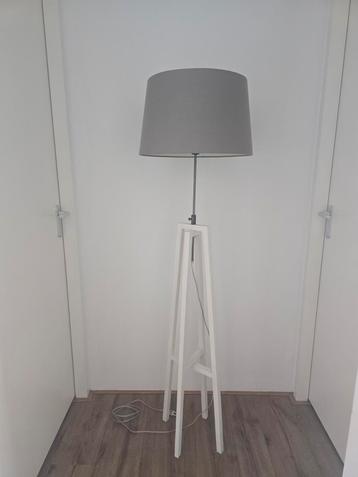 Houten vloerlamp met grijze stoffen lampenkap beschikbaar voor biedingen