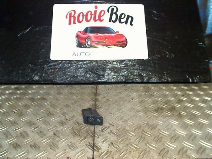 Schakelaar Koplamp Ihv van een Peugeot 106, Auto-onderdelen, Dashboard en Schakelaars, Peugeot, Gebruikt, 3 maanden garantie, Ophalen of Verzenden