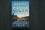 PORTRET van een ONBEKENDE VROUW... Daniel Silva.. (2022), Ophalen of Verzenden, Zo goed als nieuw
