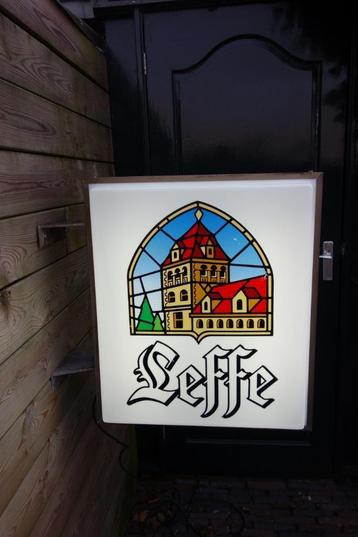 Prachtige grote Leffe bier buiten lichtbak beschikbaar voor biedingen
