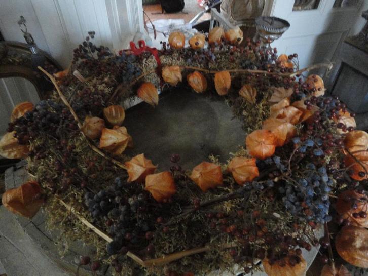 oude KRANS met LAMPIONNETJES/RODE+BLAUWE BESSEN/MOS, 55 cm, Huis en Inrichting, Woonaccessoires | Kransen, Zo goed als nieuw, Ophalen of Verzenden