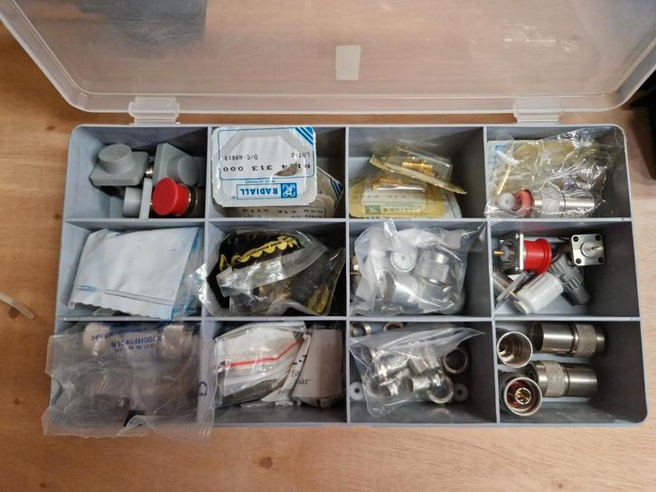 Verzamelbak connectoren, Telecommunicatie, Zenders en Ontvangers, Zo goed als nieuw, Ophalen