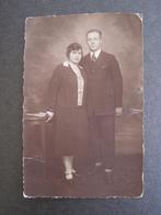 Foto fotokaart: Man en vrouw, staand voor tafel, Ophalen of Verzenden, Voor 1940, Gebruikt, Foto