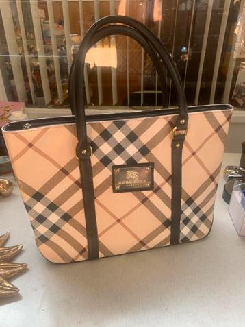 Tas mooie Burberry Londen dames tas verkeert in goede staat. beschikbaar voor biedingen