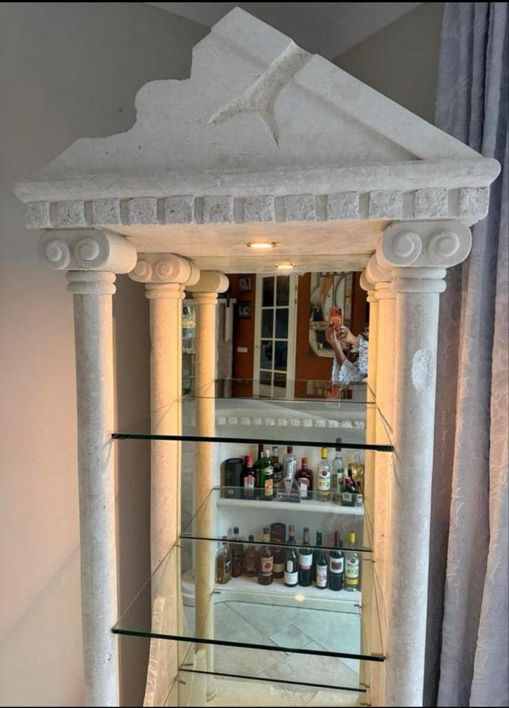 Unieke Griekse Vitrinekast met Bar, Huis en Inrichting, Kasten | Vitrinekasten, Gebruikt, Ophalen of Verzenden