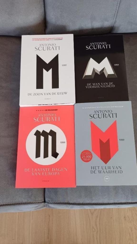 Antonio Scurati  - Tetralogie Mussolini + Bonus, Boeken, Literatuur, Zo goed als nieuw, Nederland, Ophalen of Verzenden