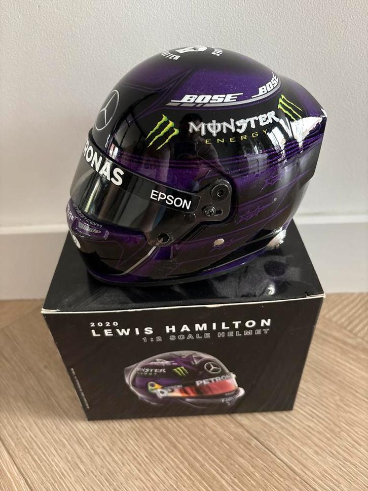 Lewis Hamilton 2020 Helm 1:2 - Nieuw in Doos!, Verzamelen, Automerken, Motoren en Formule 1, Nieuw, Formule 1, Ophalen of Verzenden