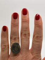 Z859 Prachtige zilveren ammoniet fossiel ring maat 17, Ophalen of Verzenden, X, Dame, Zilver