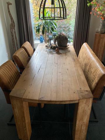 Mooie eetkamer tafel met stoelen en bank. 220 massief eiken beschikbaar voor biedingen