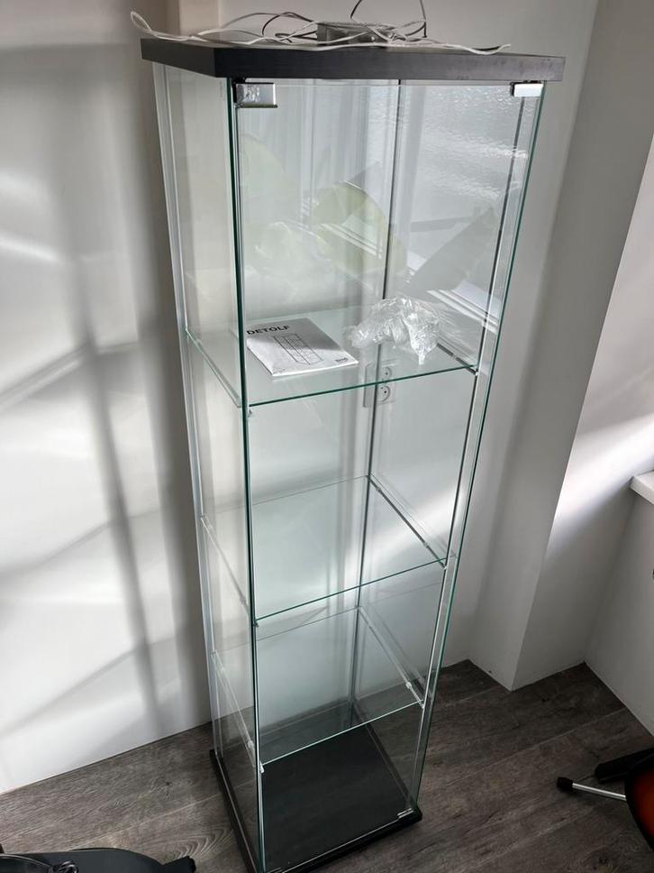Vitrinekast - Ikea Detolf, Huis en Inrichting, Kasten | Vitrinekasten, Zo goed als nieuw, 150 tot 200 cm, Minder dan 50 cm, 25 tot 50 cm