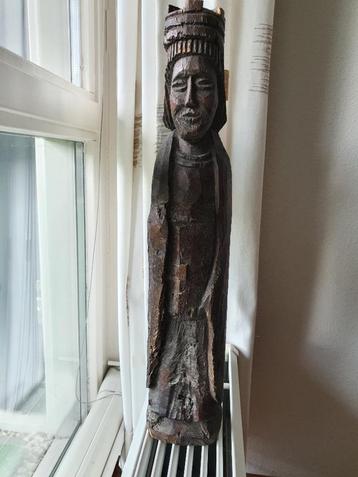 Antiek houten beeld beschikbaar voor biedingen
