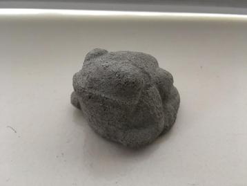 PK08 Leuk klein beeld van een pad. Beton look beschikbaar voor biedingen