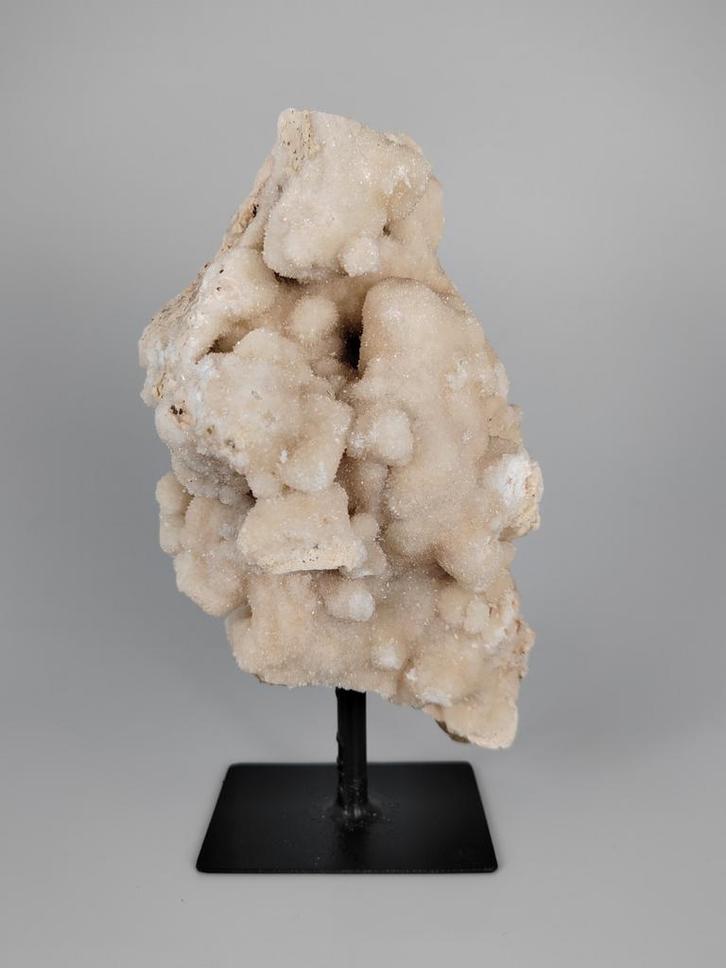 Calciet op standaard Indonesië, Verzamelen, Mineralen en Fossielen, Mineraal, Ophalen of Verzenden