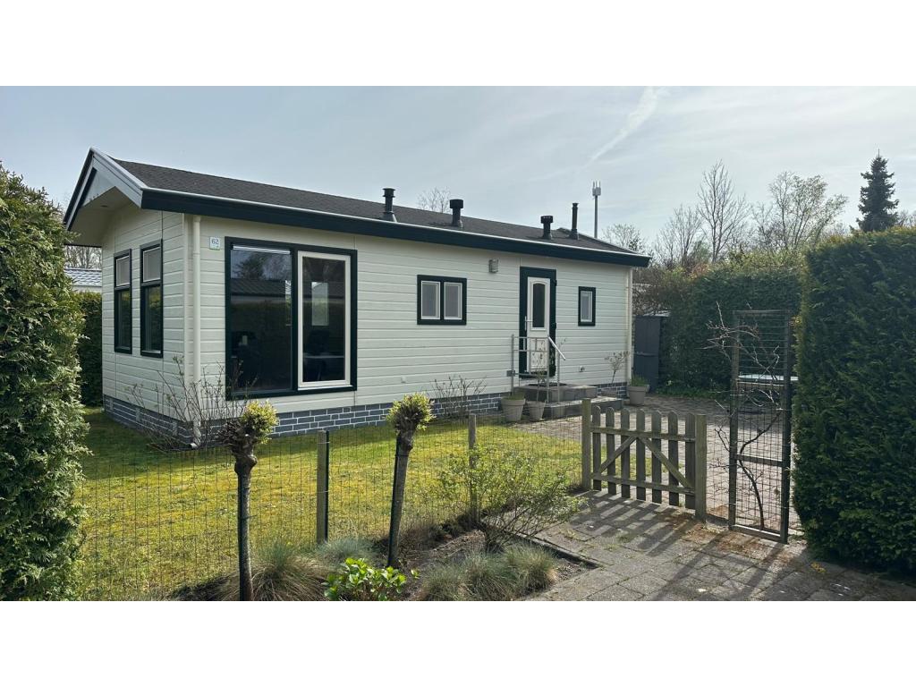 Chalet (9.20 x 4.00m.) te koop in Bakhuizen, Friesland!R#52R, Caravans en Kamperen, Stacaravans, Tot en met 4