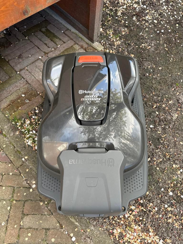 Twee Husqvarna Automower 305 robotmaaiers te koop, Ophalen of Verzenden, Gebruikt, 20 tot 25 cm, Met regensensor