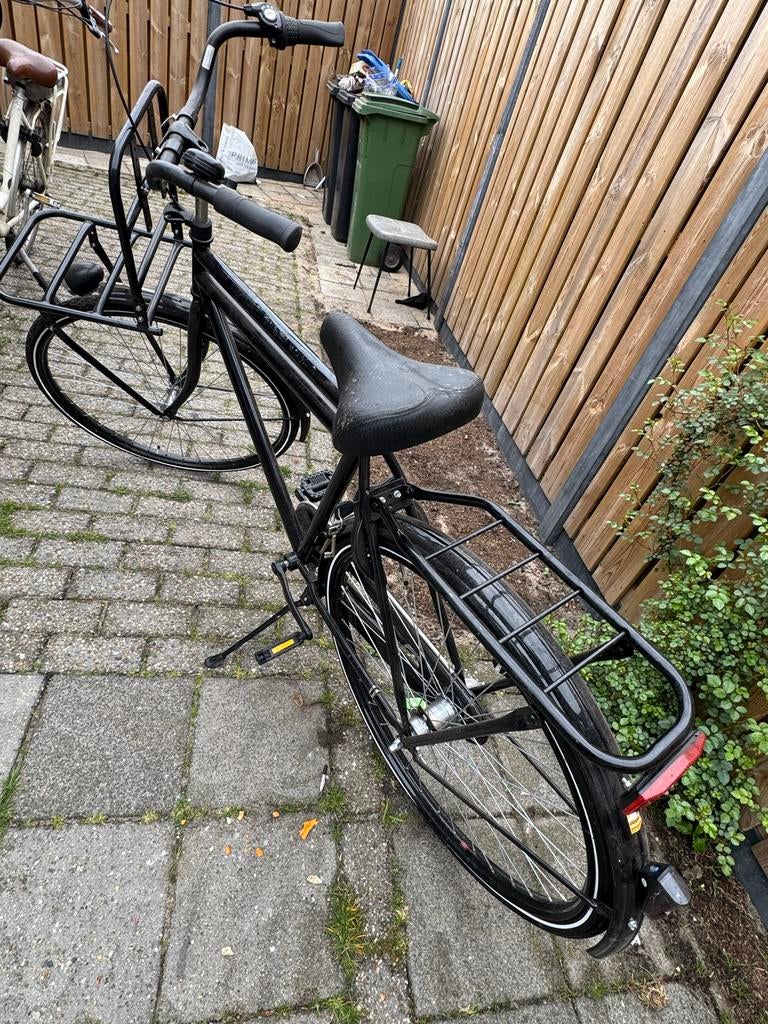 Zwarte damesfiets met voordrager, Fietsen en Brommers, Fietsen | Dames | Damesfietsen, Ophalen of Verzenden, Zo goed als nieuw