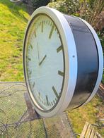 Originele metalen dubbele stationsklok met LED verlichting, Ophalen, Gebruikt, Analoog, Wandklok