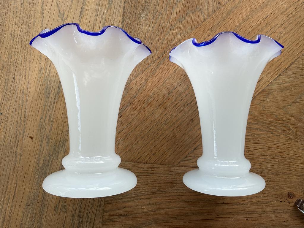 2 glazen vaasjes, wit met blauwe rand, Ophalen