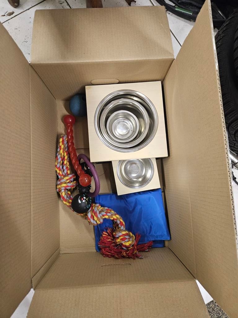 Doos met honden spullen, Ophalen