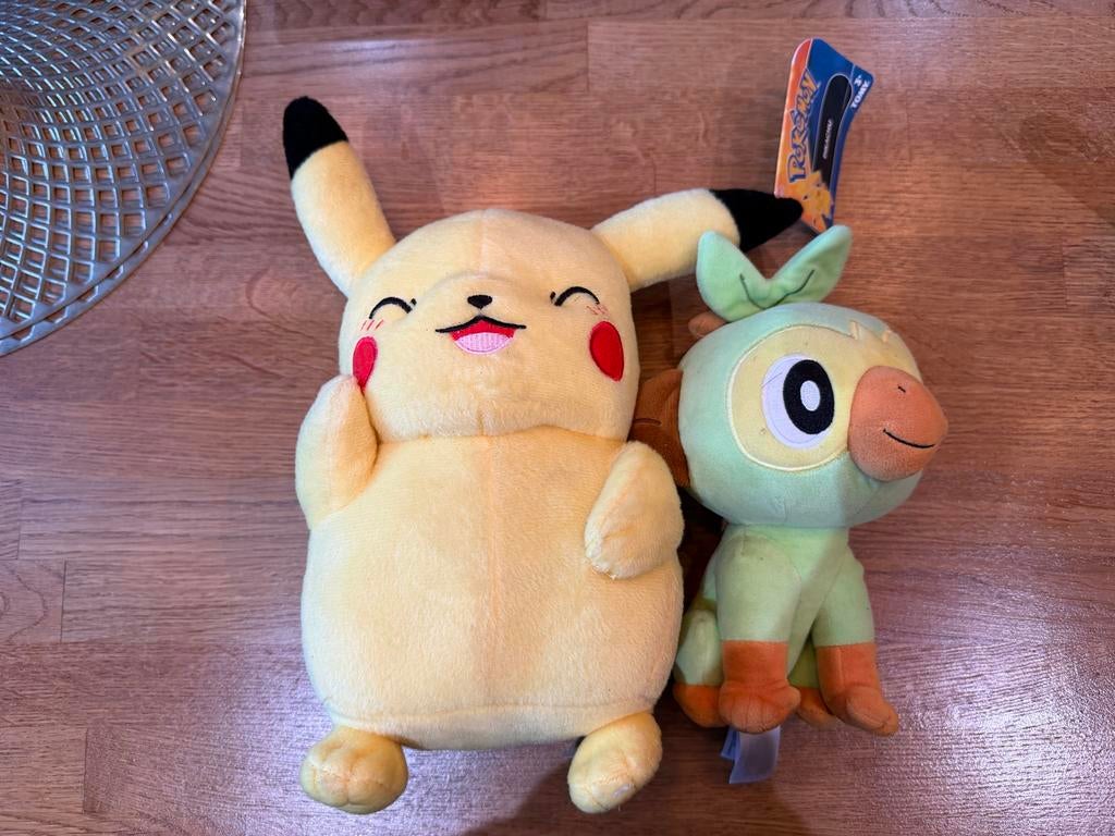 Pokémon knuffels: Pikachu en Grookey, Overige merken, Overige typen, Ophalen of Verzenden, Pokémon