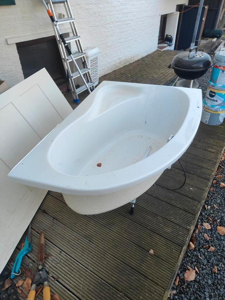 Mooi hoekbad te koop., Huis en Inrichting, Badkamer | Complete badkamers, Ophalen