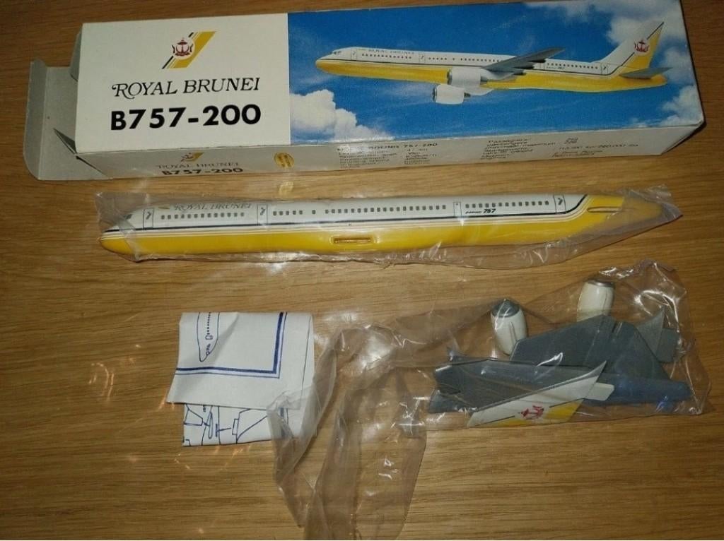 Royal Brunei Airlines Boeing 757-200 1/200 schaalmodel, Ophalen of Verzenden, Zo goed als nieuw, Schaalmodel