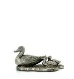 Prachtig antiek tinnen beeldje moedereend eend met jongen, Ophalen of Verzenden