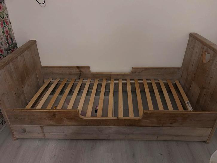 Eenpersoonsbed van steigerhout met hart, Huis en Inrichting, Slaapkamer | Bedden, Gebruikt, Eenpersoons, 90 cm, 200 cm, Hout, Bruin