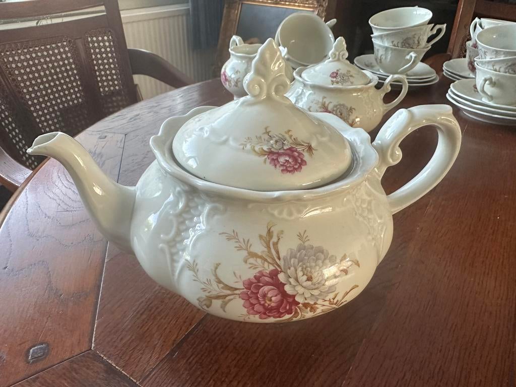 Theepot met bloemen van Mosa Maastricht, Antiek en Kunst, Ophalen of Verzenden