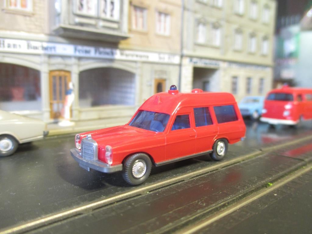 Mercedes Benz W114 / W115 /8 Binz Wiking Ambulance #1, Ophalen of Verzenden, Zo goed als nieuw, Auto, Wiking