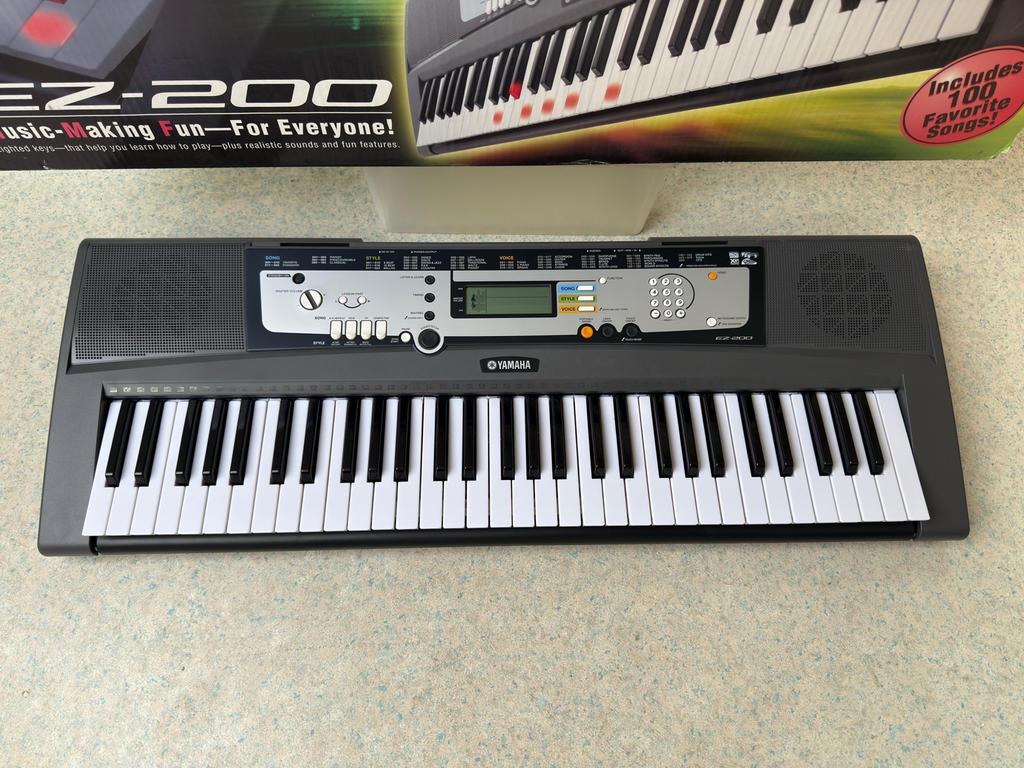 Yamaha EZ-200 Keyboard met verlichte toetsen, Ophalen, Yamaha, Aanslaggevoelig, 61 toetsen