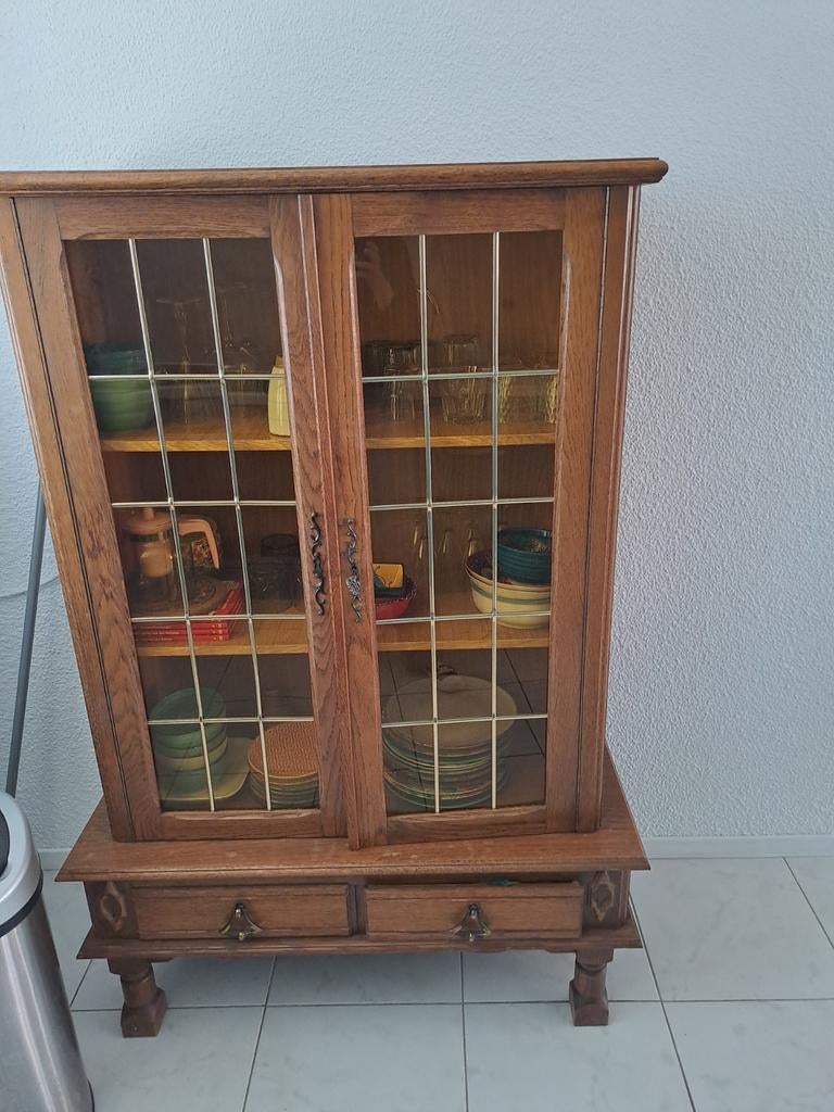 Houten vitrinekast met glazen deuren en lades, Ophalen of Verzenden, 25 tot 50 cm, 150 tot 200 cm