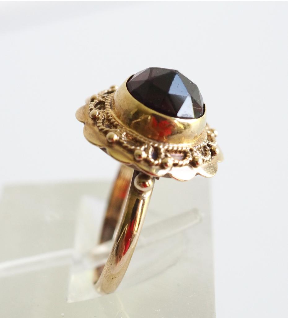 Vintage 14 krt gouden ring met geslepen granaat, Gebruikt, ., Ophalen of Verzenden, Met edelsteen