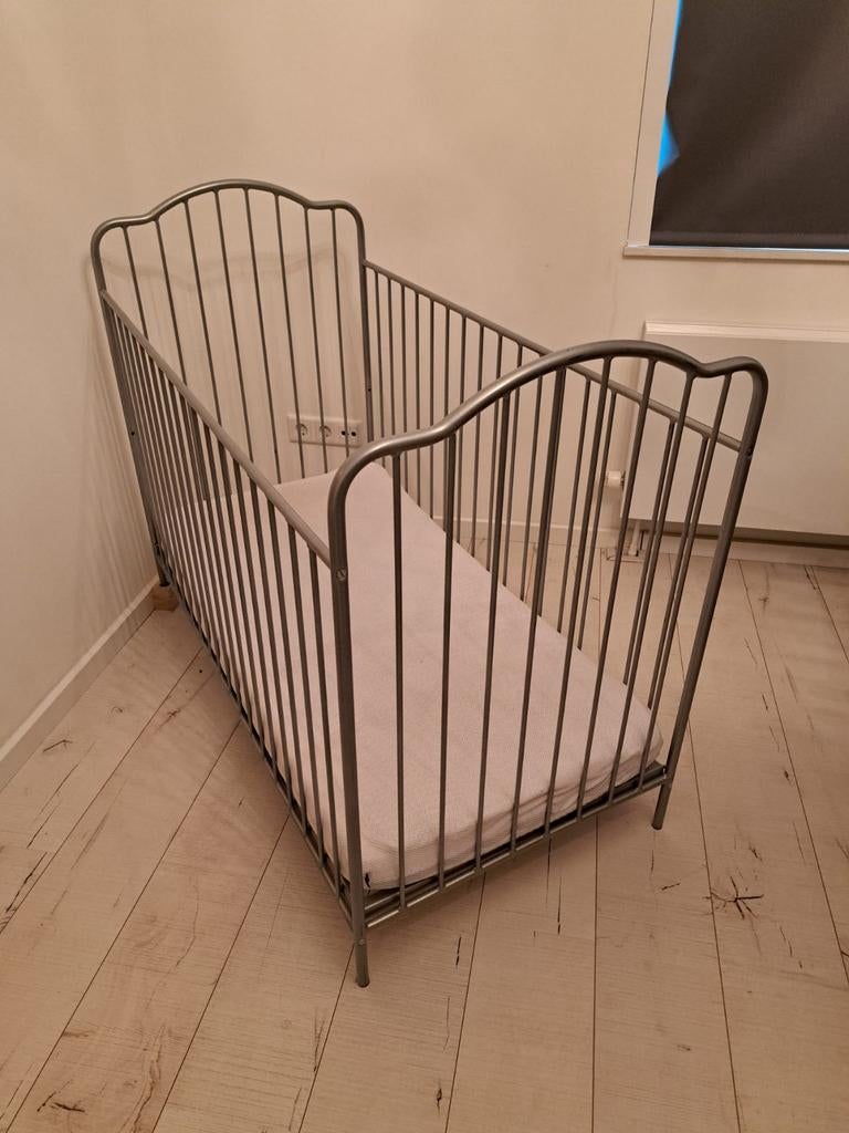 Metalen Ledikant met Matras - Grijs, Kinderen en Baby's, Babywiegjes en Ledikanten, Ophalen, Gebruikt, Ledikant