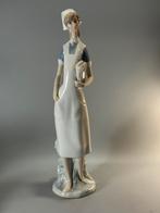 Porseleinen beeldje Verpleegster, Antiek en Kunst, Ophalen of Verzenden