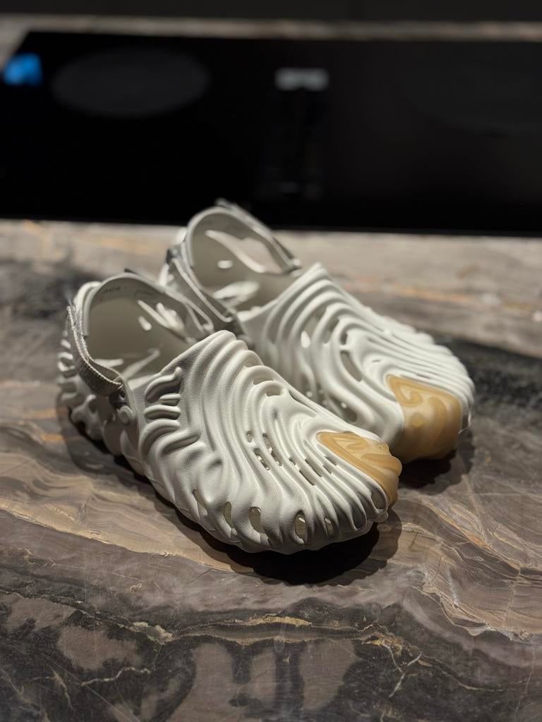 Crocs Pollex Clog by Salehe Bembury, Slippers, Wit, Ophalen of Verzenden, Gedragen