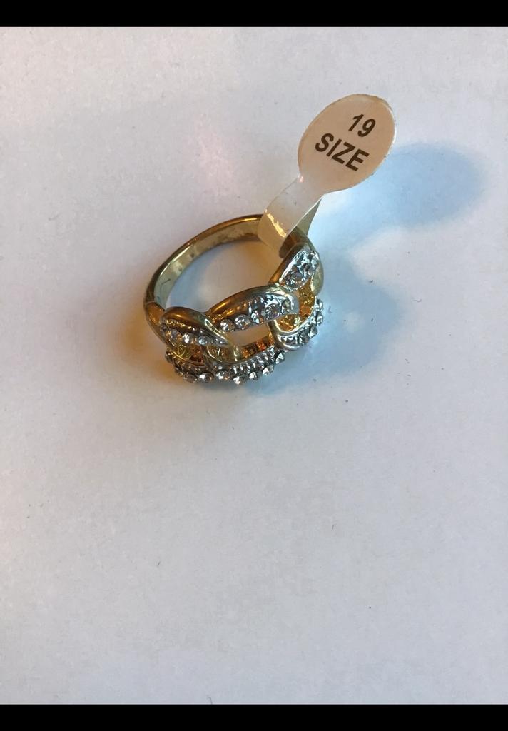 Goudkleurige ring met kleine grijze steentjes, mt 19, koper., Ophalen of Verzenden, Zo goed als nieuw