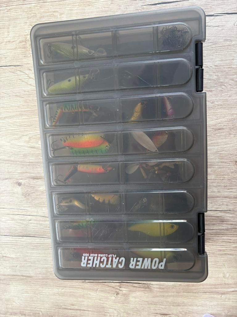 roofvis tacklebox vol met kunstaas, Ophalen of Verzenden, Zo goed als nieuw, Complete set