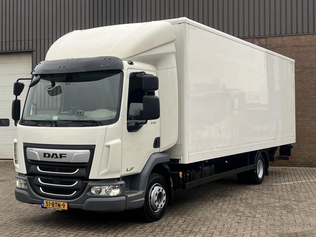 DAF LF 230 FA / 6 cilinder / 2022 / Dhollandia Laadklep - Li, Auto's, Automaat, Euro 6, Bedrijf, 2 stoelen