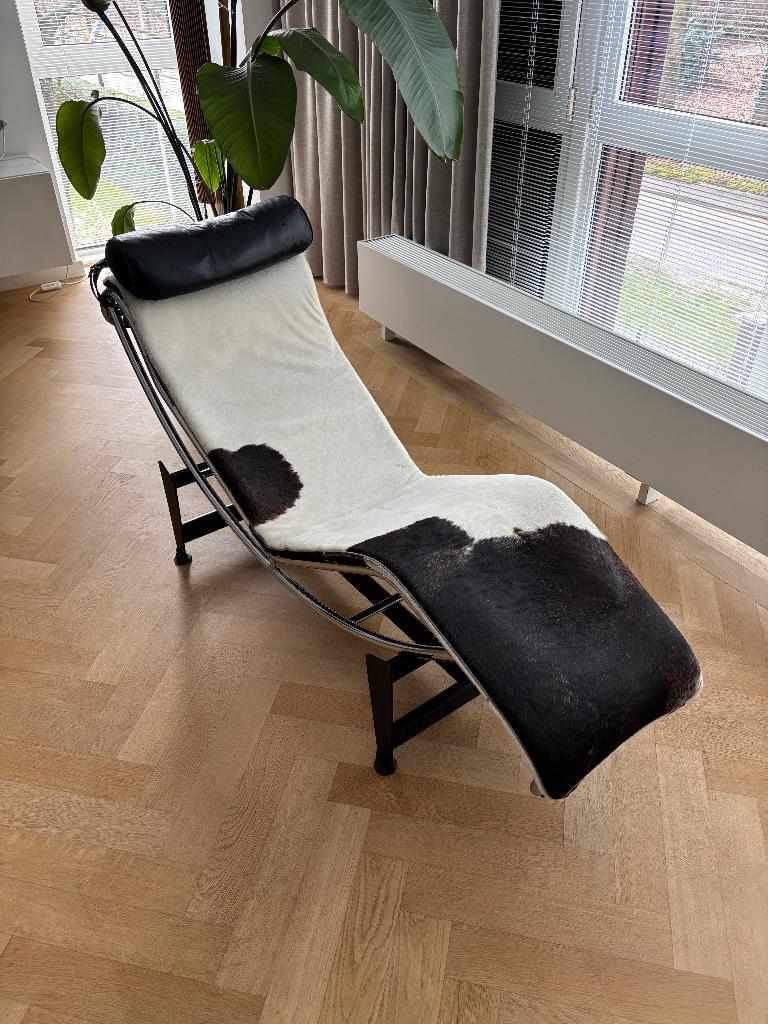 Te koop aangeboden Cassina LC4 Chaise Longue, Tijdloze designklassieker, Minder dan 75 cm, Ophalen of Verzenden, Zo goed als nieuw