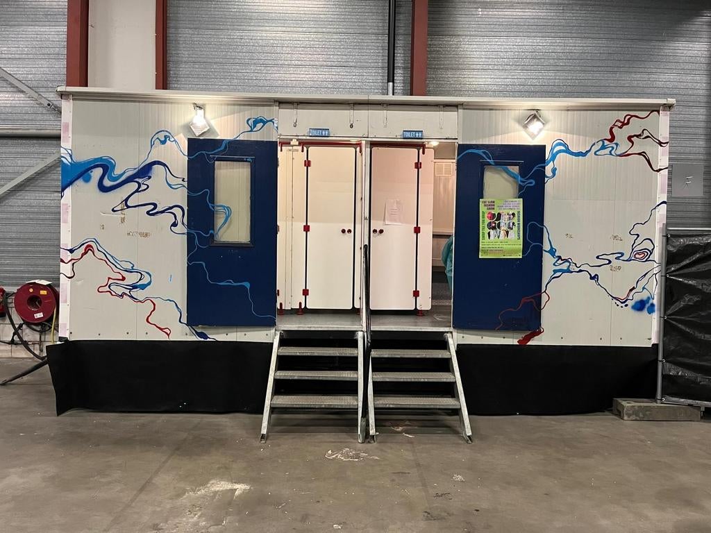 Grote toiletwagen met 4 toiletten en 2 grote urinoirs, Zakelijke goederen, Machines en Bouw | Keten en Containers, Ophalen