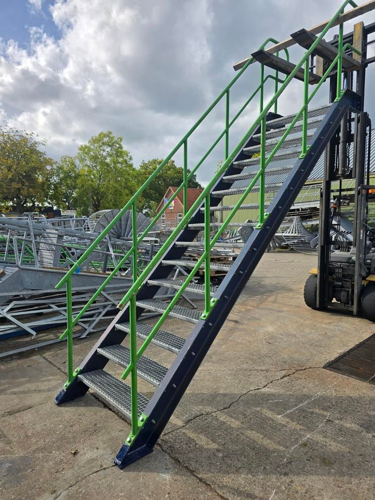 Stalen trap groen/blauw. Hoog 3,25 mtr. Nob134, Doe-het-zelf en Verbouw, Ladders en Trappen, Ophalen, 2 tot 4 meter