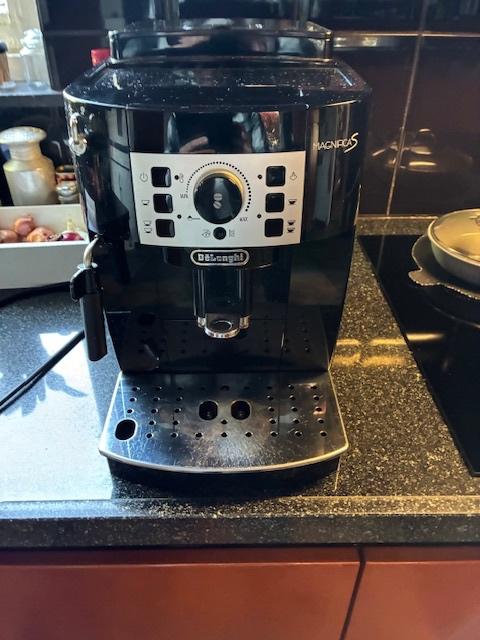 DeLonghi koffiemachine zwart, Ophalen, Espresso apparaat, Koffiebonen, Zo goed als nieuw