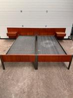 Jaren 60 Teakhouten bed met hangende nachtkastjes (Pastoe?), Ophalen, Gebruikt, Jaren 60 nederlands design, On