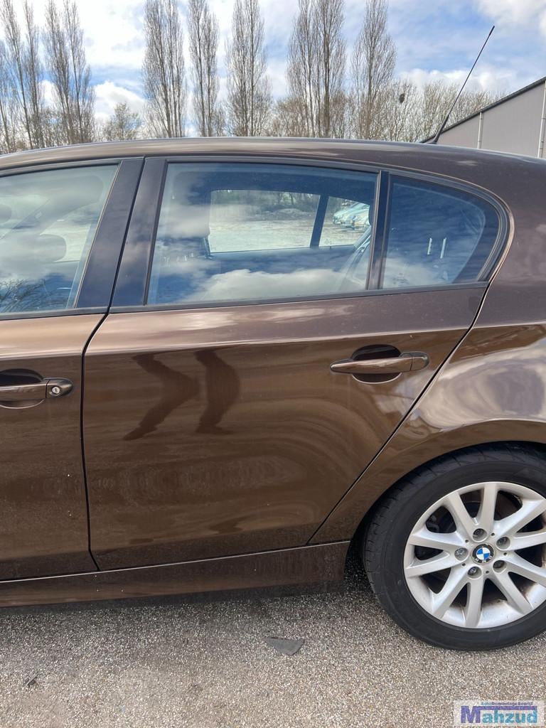 BMW 1 serie E87 Bruin B09/8 links achter deur 2004-2011, Auto-onderdelen, Petuelring 130
80788  Munich, DE, Gebruikt, Deur, Info@bmw.de