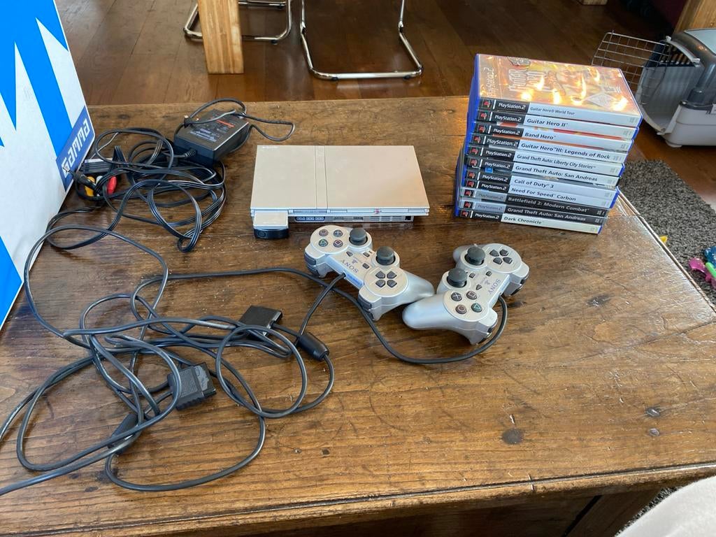 Sony PlayStation 2 Slim met games en 2 controllers, Spelcomputers en Games, Met 2 controllers, Ophalen of Verzenden, Zilver, Slim
