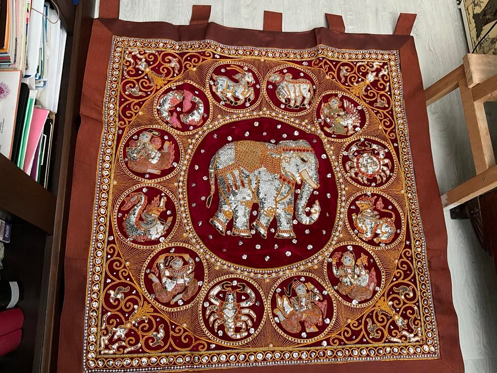 Thais wandkleed met olifant en 12 sterrenbeelden, Huis en Inrichting, Gebruikt, Oosters, Meerkleurig, Ophalen of Verzenden