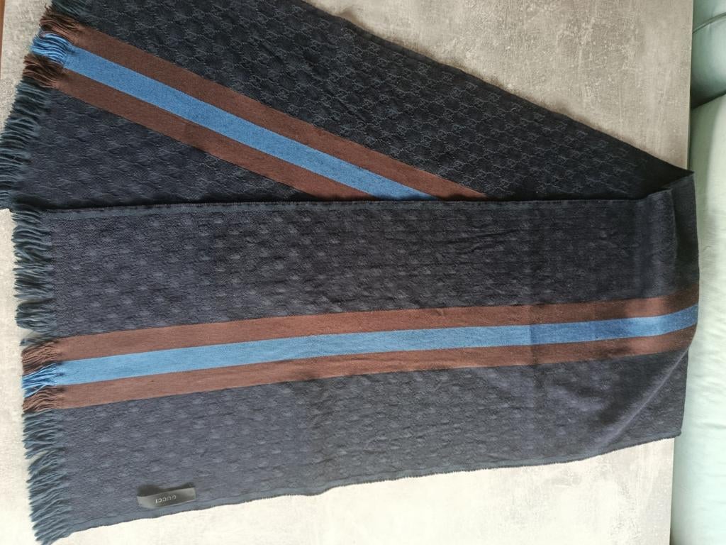 Gucci sjaal, Ophalen