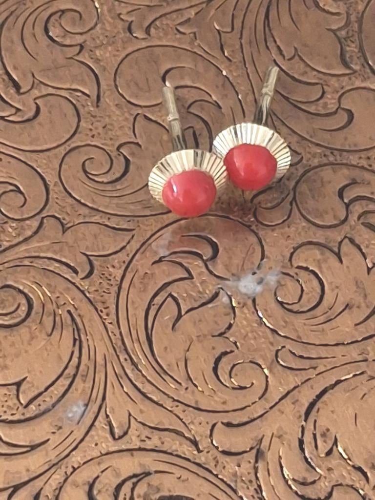 Gouden oorbellen met bloedkoraal 14 krt, Sieraden, Tassen en Uiterlijk, Antieke sieraden, Ophalen of Verzenden, Goud, Oorbellen