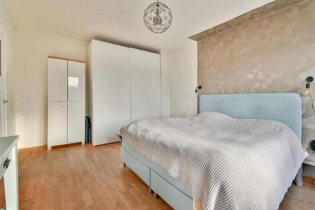 Gratis witte kledingkast met hanggedeelte - zelf demonteren, Huis en Inrichting, Kasten | Kledingkasten, Ophalen, Overige materialen